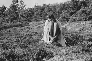 Kristin in den Blaubeeren, 1965. Foto: Paul Glaser