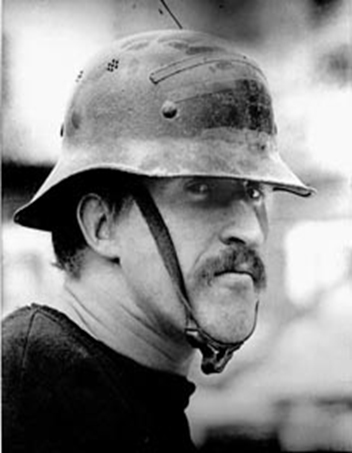 Paul Glaser mit Stahlhelm, nötig, wenn mit einem Bolzen-Schuss-Gerät Platten am Beton befestigt werden. Foto: Privat